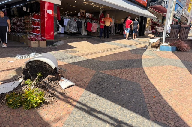 vasos-quebrados-calcadao-americana