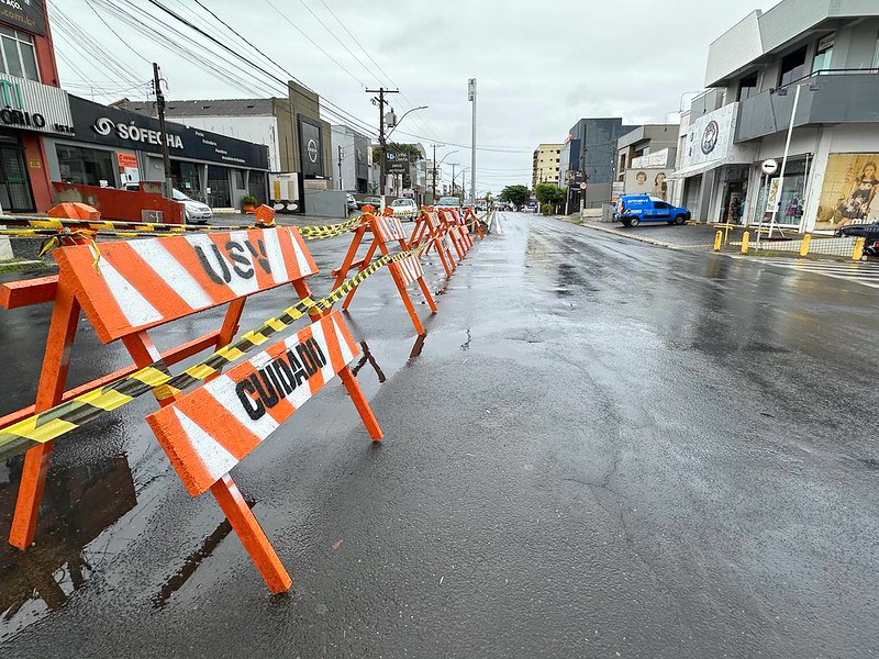 Americana interdita canteiro na Campos Sales para reparo urgente em semáforo