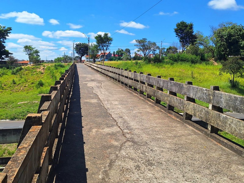 Caminhão quebra passarela na SP-304 e estrutura é interditada