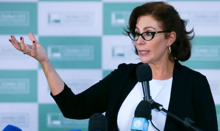 Carla Zambelli renuncia e suplente assume vaga na Câmara