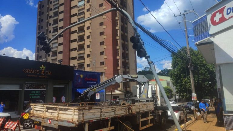 Nova Odessa inicia reparo em semáforo danificado após acidente no Centro