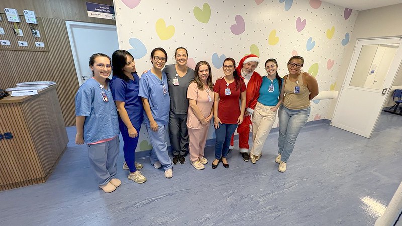 Papai Noel leva presentes às crianças no Hospital Municipal de Americana