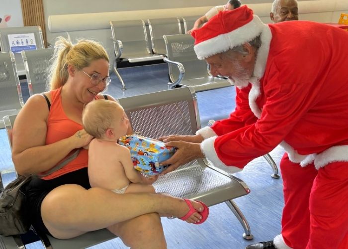 Papai Noel leva presentes às crianças no Hospital Municipal de Americana