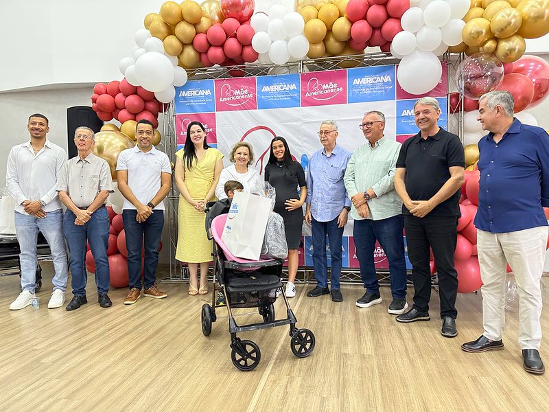 Prefeito Chico entrega kits do Mãe Americanense a gestantes .