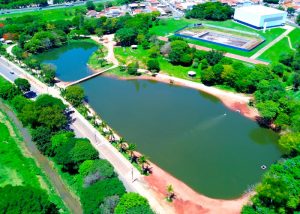 Serviços de limpeza revitalizam lagoa do Parque Araçariguama