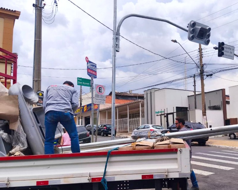 Sumaré inicia instalação de semáforos digitais no centro