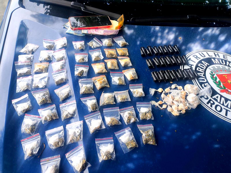 Operação Azul Marinho prende homem e detém adolescente na Praia Azul