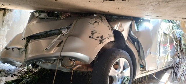 carro-submerso-acidente-avenida