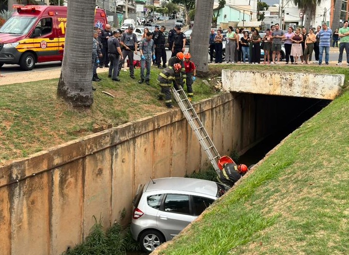 veiculo-corrego-avenida-brasil