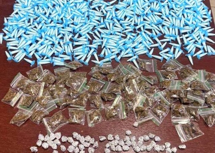 Apoio Tático flagra suspeitos e localiza mochila com drogas no Romano