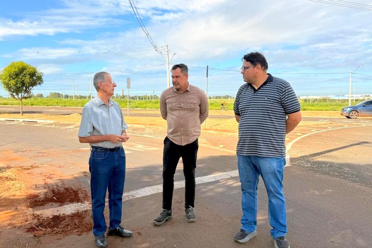 Fernando da Farmácia acompanha obras de calçadas no Parque Universitário