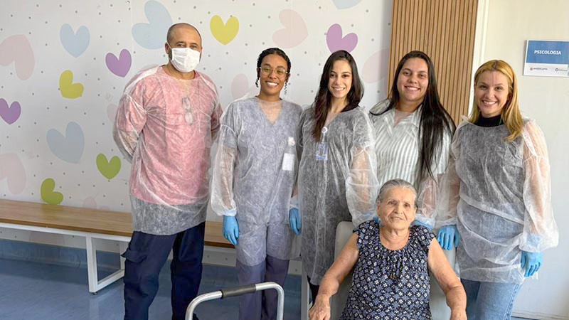 Hospital Municipal humaniza internação celebrando aniversário de paciente
