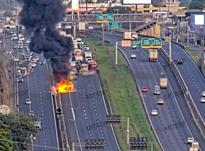 Incêndio em caminhão bloqueia Anhanguera e causa lentidão em Sumaré