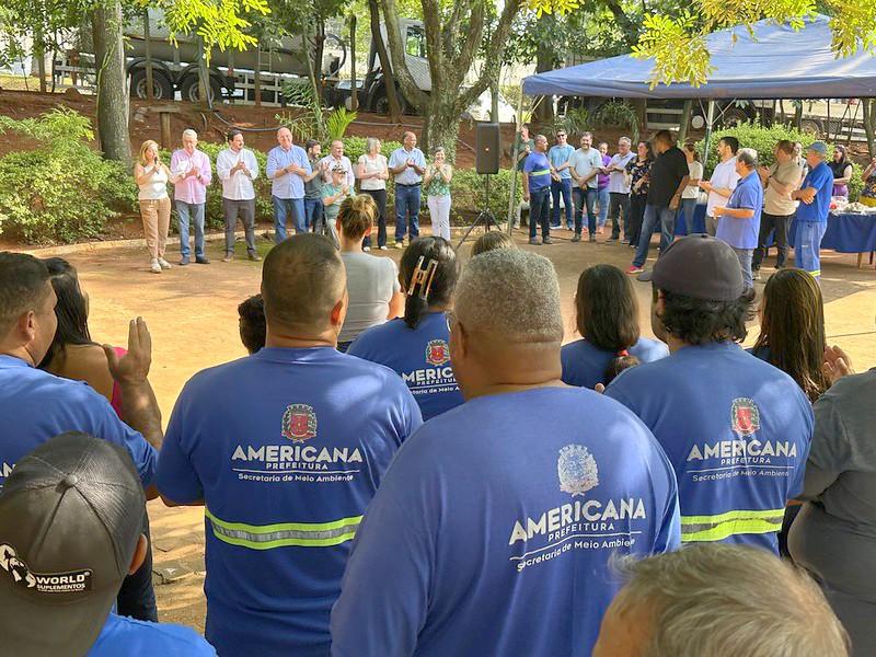 Prefeito Chico entrega novos uniformes aos funcionários do Meio Ambiente