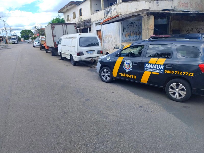 Prefeitura de Sumaré fiscaliza veículos abandonados no Jardim Denadai