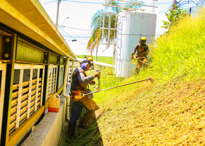 SBO intensifica capinação e roçagem em escolas durante recesso escolar