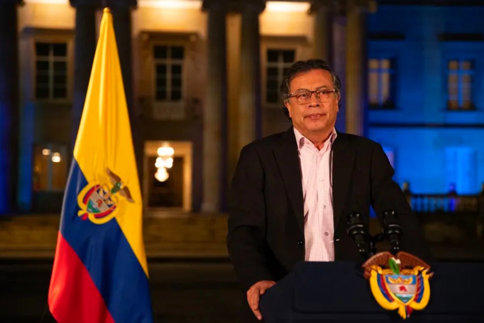 Trump fala em operação na Colômbia e presidente reage convocando população a defender governo