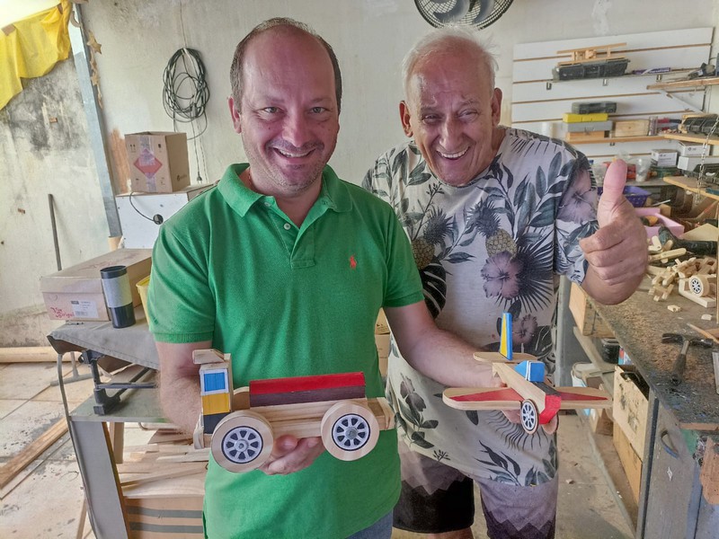 Vereador homenageia Benedito Spada por ação social com brinquedos em S. Bárbara