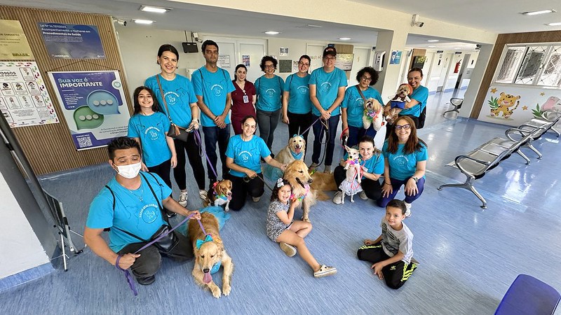 Cães terapeutas levam alegria a pacientes da Unacon no Carnaval