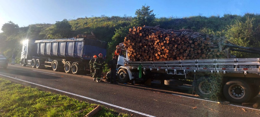 Colisão entre caminhões deixa feridos graves na SP-304