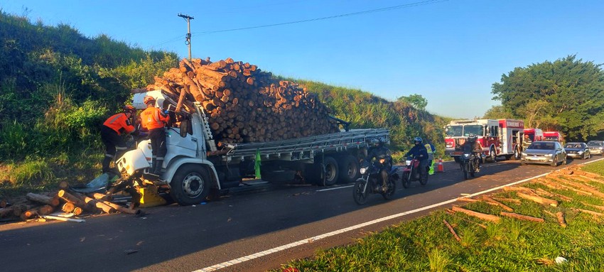 Colisão entre caminhões deixa feridos graves na SP-304