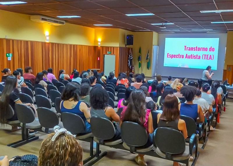 Educação de SBO capacita profissionais de Apoio Escolar em formação inclusiva