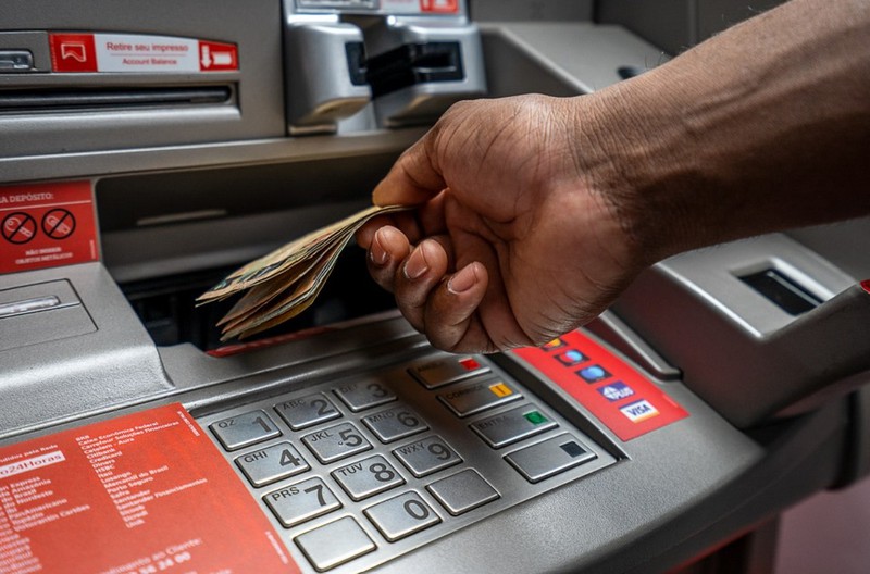 Homem é preso por instalar “chupa-cabra” em caixa eletrônico de supermercado em SBO