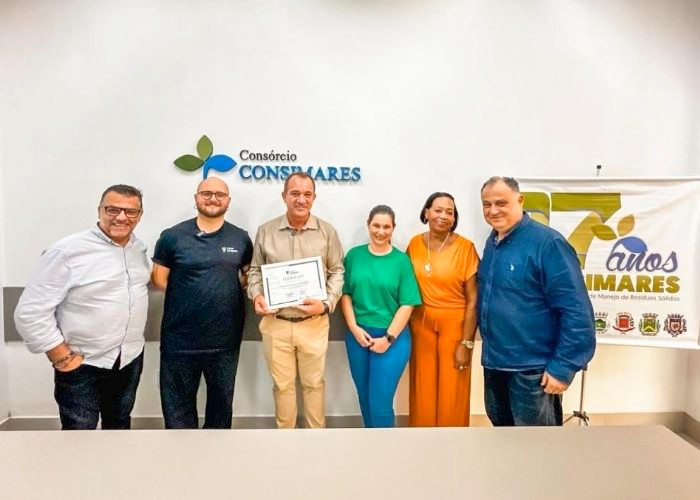 Leitinho recebe certificado do Consimares por projeto Recicla Cidade