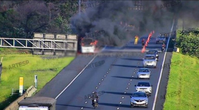 Micro-ônibus de atletas de S. Bárbara pega fogo na Rodovia dos Bandeirantes