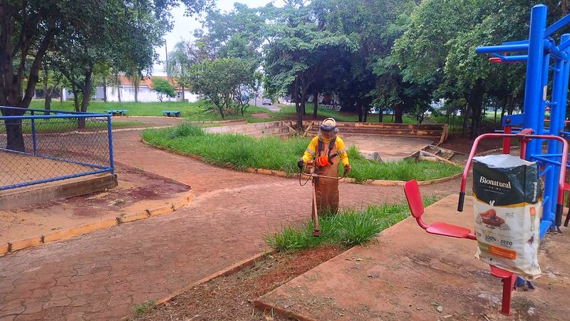 Prefeitura executa serviços de manutenção em praças e avenidas de Americana