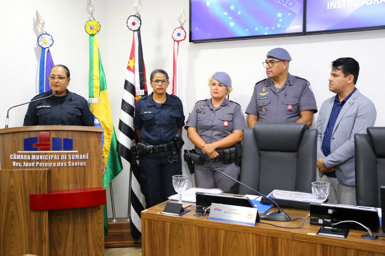 Professor Edinho homenageia policiais por combate às drogas em Sumaré