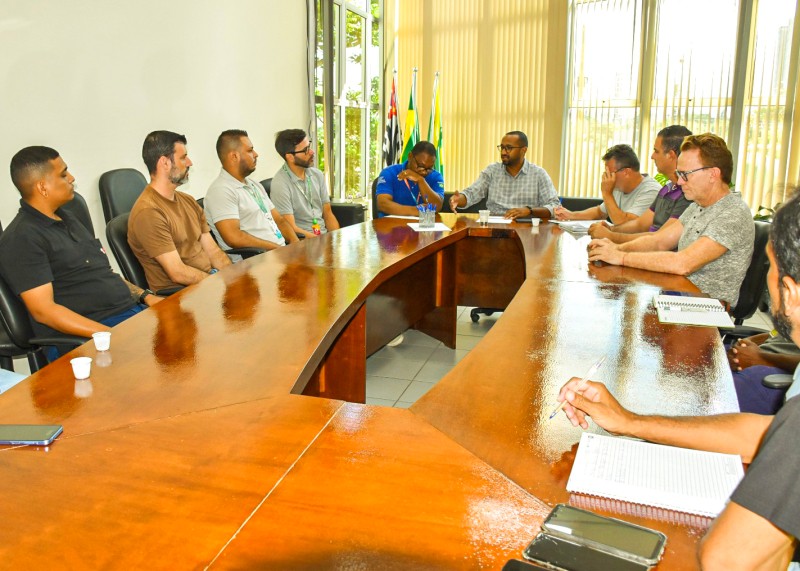 Reunião define ação conjunta para organização de fiação em postes de S. Bárbara