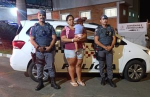 policiais-bebe-engasgada