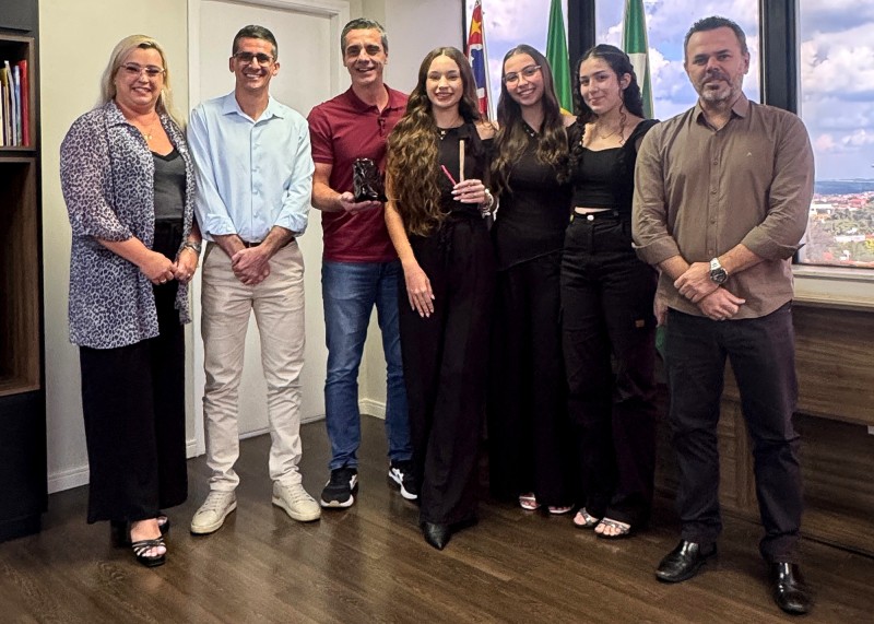 Alunas apresentam bioplástico sustentável a prefeito de S. Bárbara