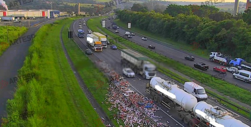 Carga de leite se espalha após acidente na Anhanguera em Americana