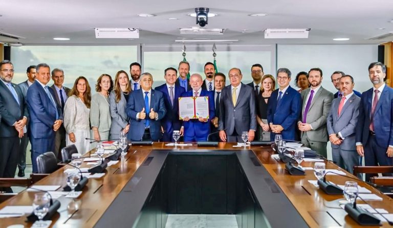 Lei sancionada por Lula corta auxílio a famílias de presos de facções