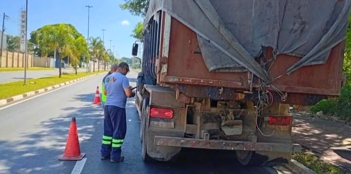 Sumaré multa 10 caminhões por derramarem chorume
