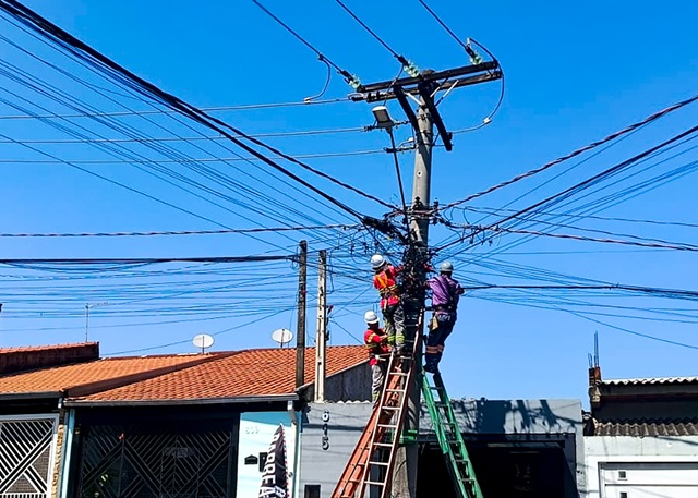 organizaçao de fiaçao em postes 01