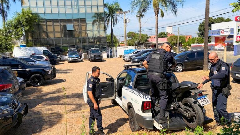 Gama recupera moto furtada e detém adolescentes com réplica de arma após perseguição