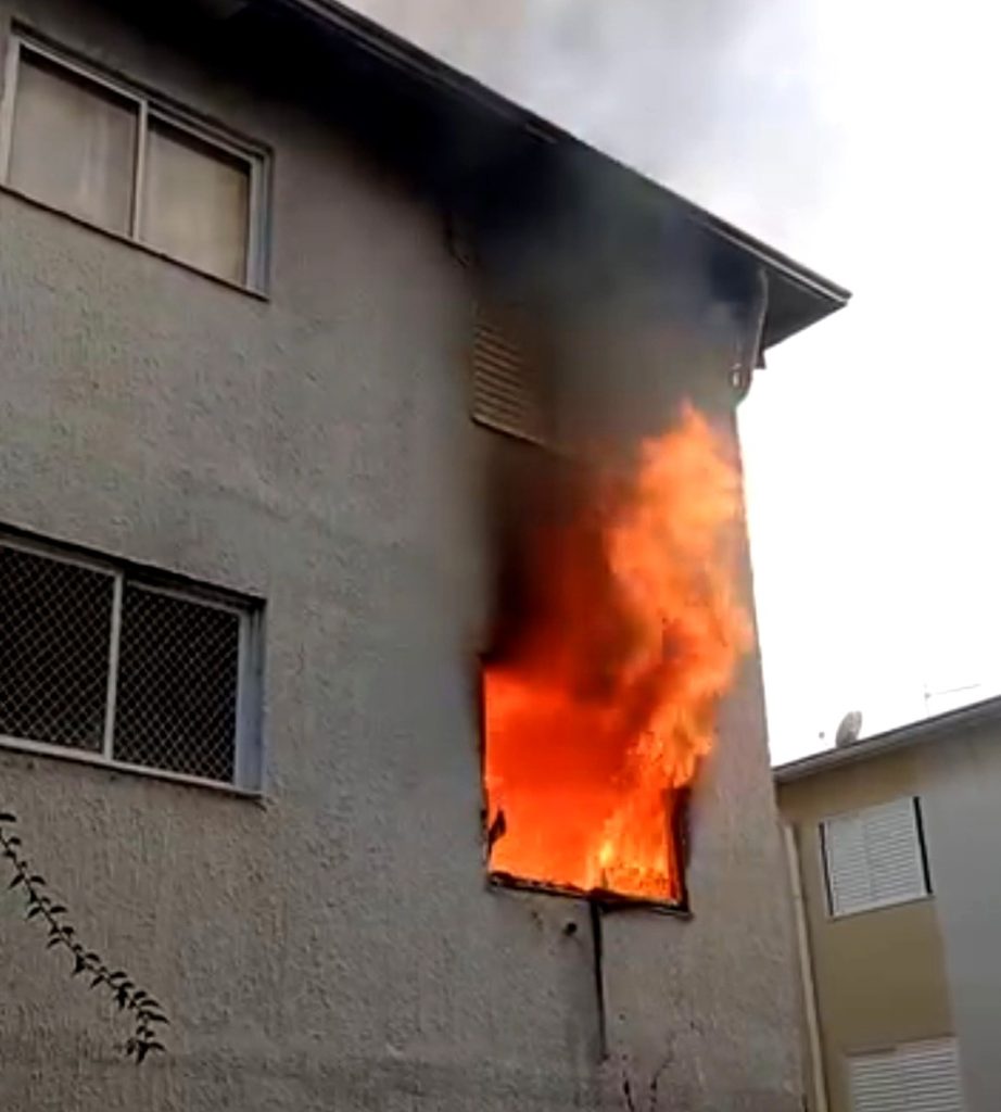 Incêndio atinge apartamento na Praia Azul