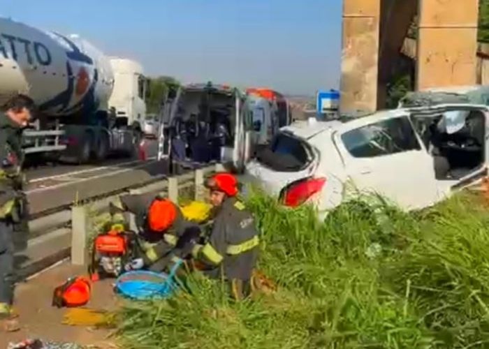 Motorista fica preso nas ferragens após bater em passarela na SP-304