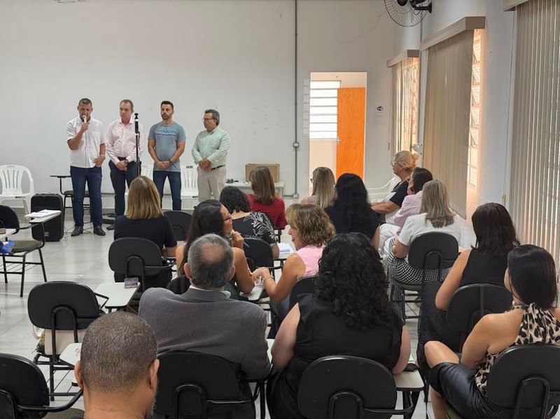 Novo secretário inicia diálogo com gestores da Educação