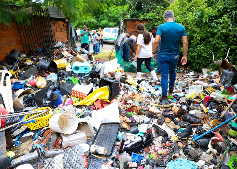 Operação remove 6 toneladas de entulho em imóvel de idoso no Sartori