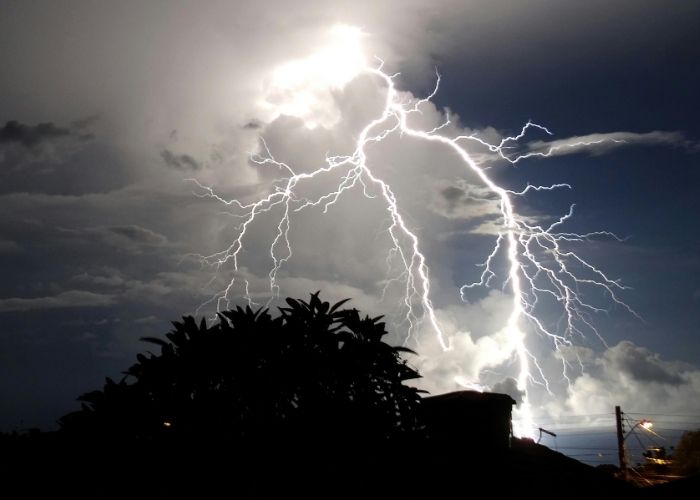 Raio atinge aeroporto de Viracopos e deixa quatro feridos