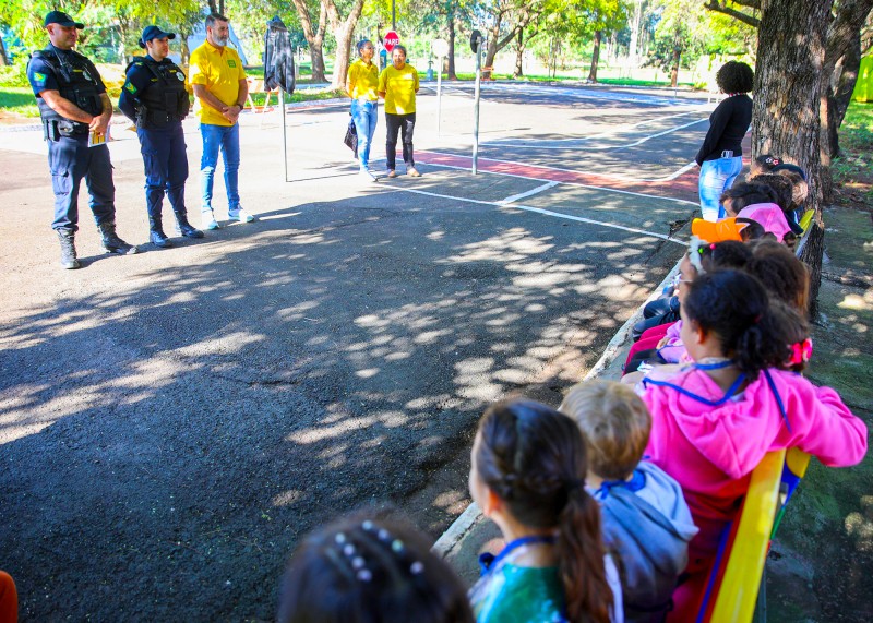 Alunos participam de blitz educativa em Santa Bárbara 1 Alunos participam de blitz educativa em Santa Bárbara