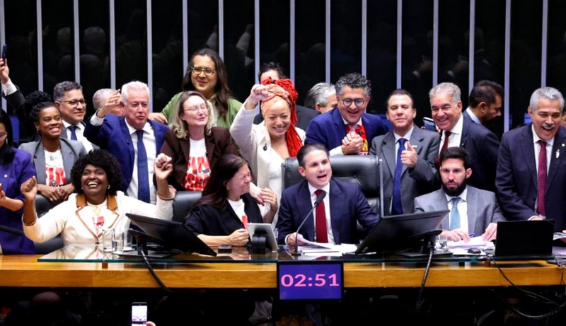 Câmara aprova PEC que acaba com escala 6x1
