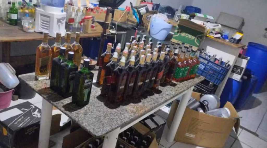 PM descobre fábrica ilegal de bebidas e prende foragida em Sumaré