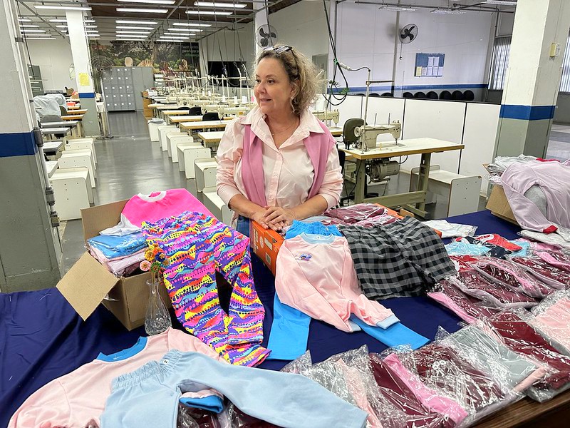 Fundo Social de Americana recebe roupas produzidas por alunas do Cuca