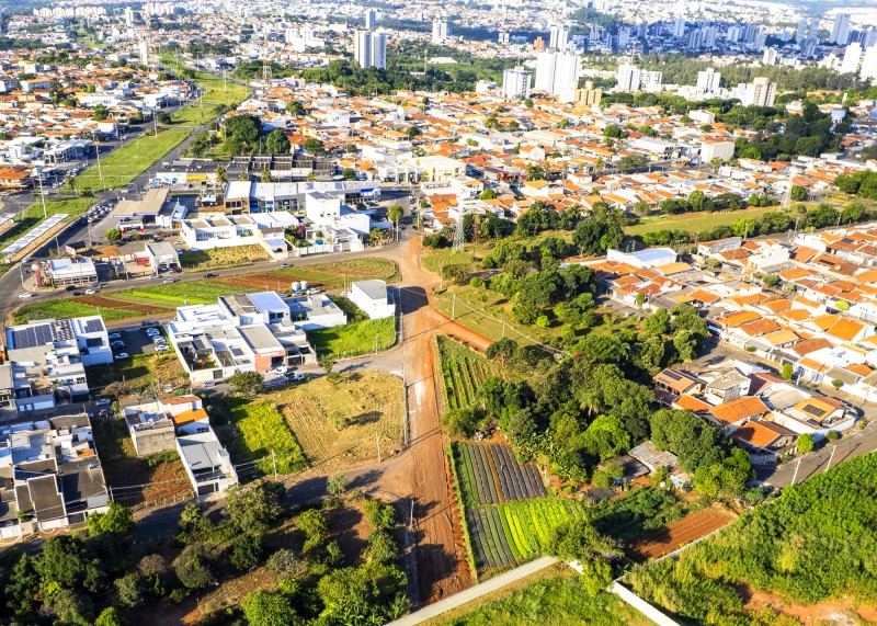 Piovezan vistoria obra esperada há 30 anos no Jardim Adélia