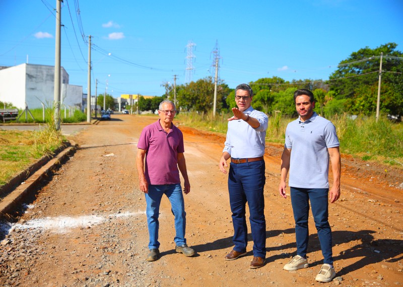 Piovezan vistoria obra esperada há 30 anos no Jardim Adélia